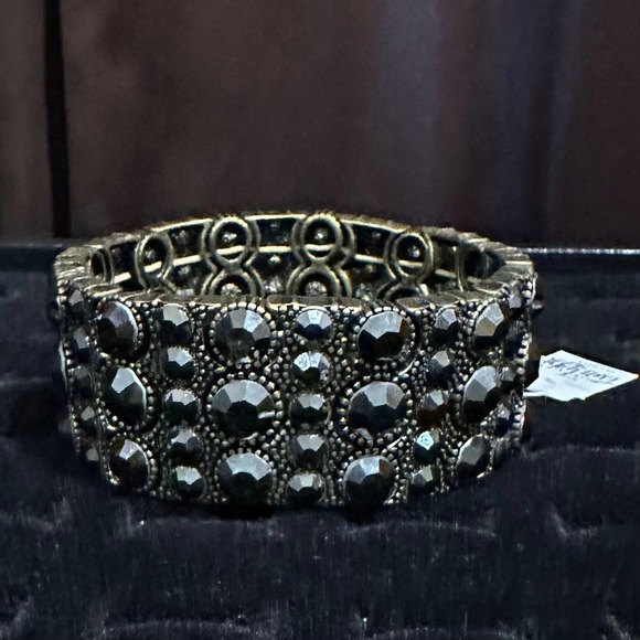 Antique Matt Gold Tone With Cut Crystals Lia Sophia “Twilight” Stretch Bracelet - Picture 10 of 12